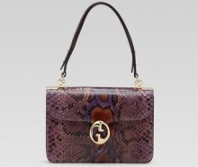 古驰'Gucci 1973' 紫色蟒蛇皮中号肩背翻盖包，配双G 细节
