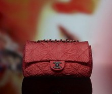 香奈儿香奈儿 C香奈儿 Chanel 2011春夏预告红色蟒蛇皮经典口盖包