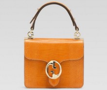 古驰'Gucci 1973' 橘色蜥蜴皮小号手提翻盖包，配双G 细节
