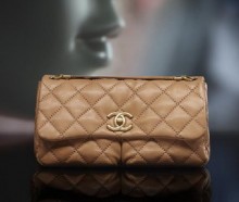 香奈儿香奈儿 Chanel 2011春夏预告棕色双口袋经典菱格纹小牛皮口盖包